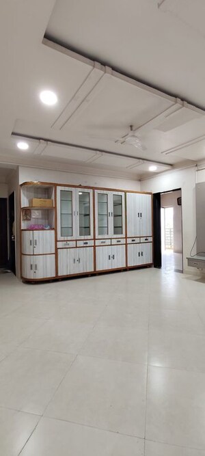 Room in 4 BHK Apartment at Byron Bazar – for Rent