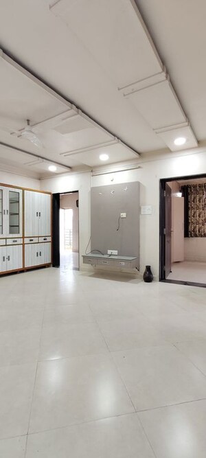 Room in 4 BHK Apartment at Byron Bazar – for Rent