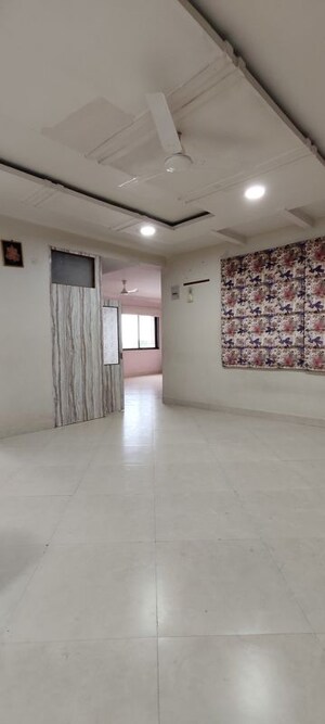 Room in 4 BHK Apartment at Byron Bazar – for Rent