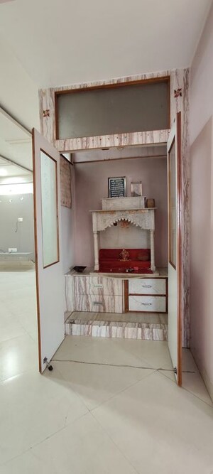 Furnished Amenities in 4 BHK Apartment at Byron Bazar – for Rent