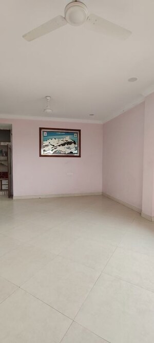 Room in 4 BHK Apartment at Byron Bazar – for Rent