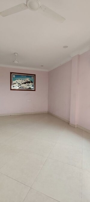 Room in 4 BHK Apartment at Byron Bazar – for Rent