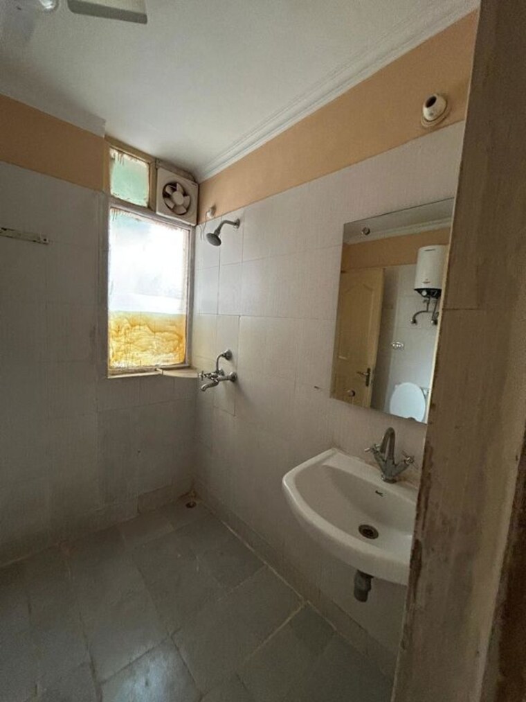 Bathroom, tulip-white 3 Bedroom 1326 Sq.Ft. Apartment In Sector 69 Gurgaon 10675661