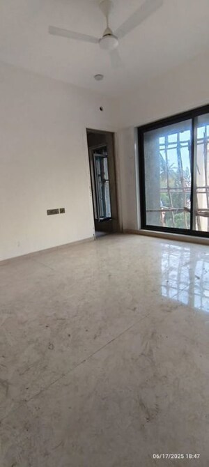 Room in 3 BHK Apartment at S Raheja Avisa, Bandra West – for Rent
