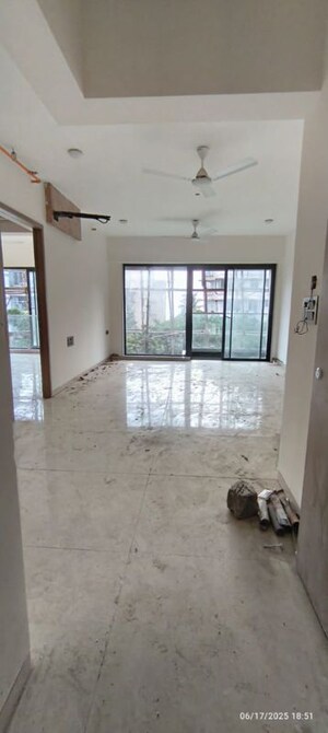 Room in 3 BHK Apartment at S Raheja Avisa, Bandra West – for Rent