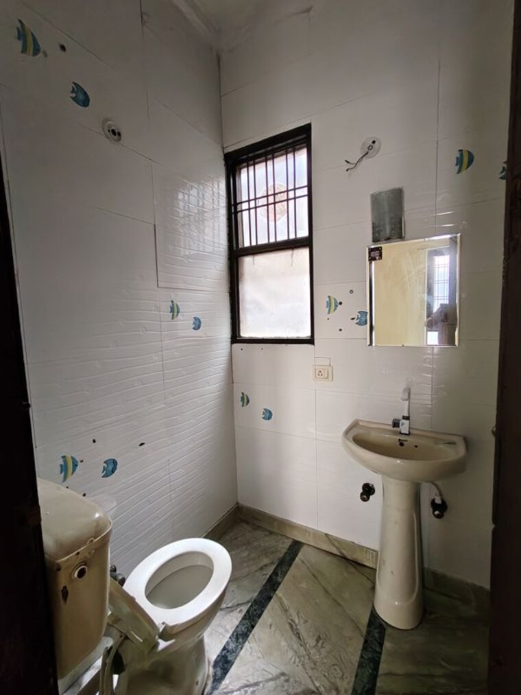Bathroom, ashoka-enclave-3 4 Bedroom 2000 Sq.Ft. Builder Floor In Sector 35 Faridabad 10675720
