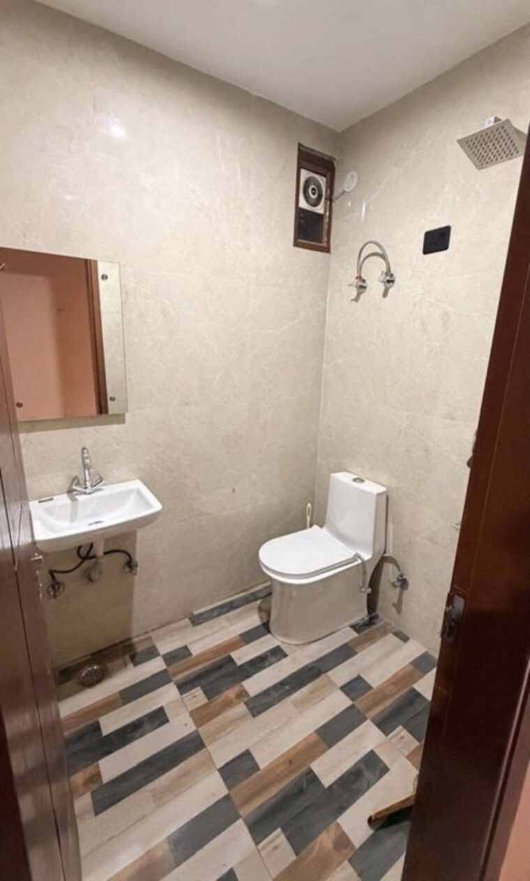 Bathroom, ramesh nagar 2 Bedroom 100 Sq.Yd. Builder Floor In Ramesh Nagar Delhi 10675750