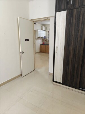 Room in 2.5 BHK Apartment at Amanora Trendy Homes, Hadapsar – for Rent