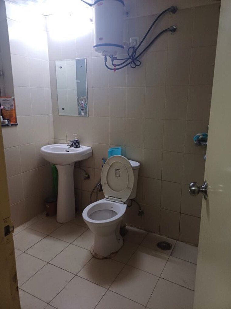 Bathroom, puri-pratham 2.5 Bedroom 1300 Sq.Ft. Apartment In Sector 84 Faridabad 10675824