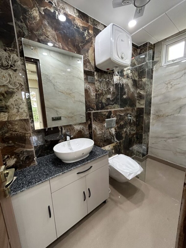 Bathroom, chittaranjan park 3.5 Bedroom 2000 Sq.Ft. Builder Floor In Chittaranjan Park Delhi 10675821