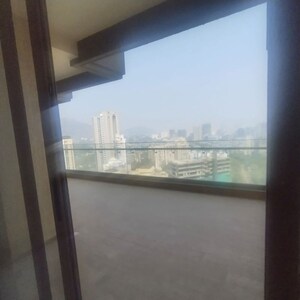 Room in 6 BHK Apartment at Prestige Siesta, Mulund West – for Sale