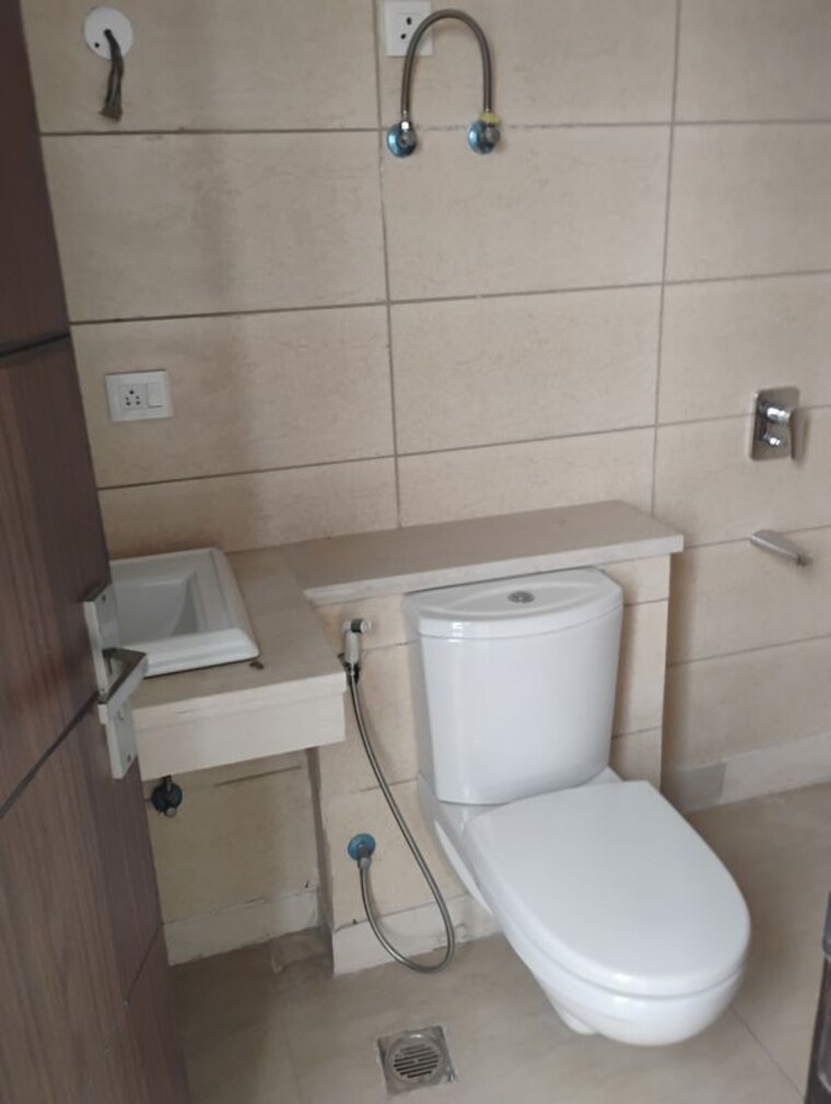 Bathroom, puri-emerald-bay 3.5 Bedroom 2450 Sq.Ft. Apartment In Sector 104 Gurgaon 10675857