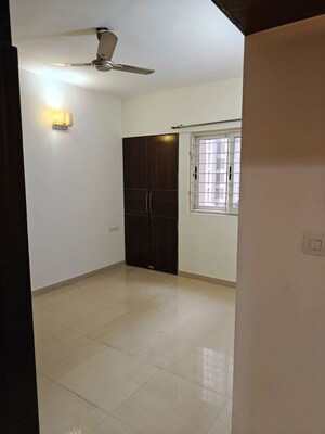 Room in 2 BHK Apartment at Amanora Gold Towers, Hadapsar – for Sale