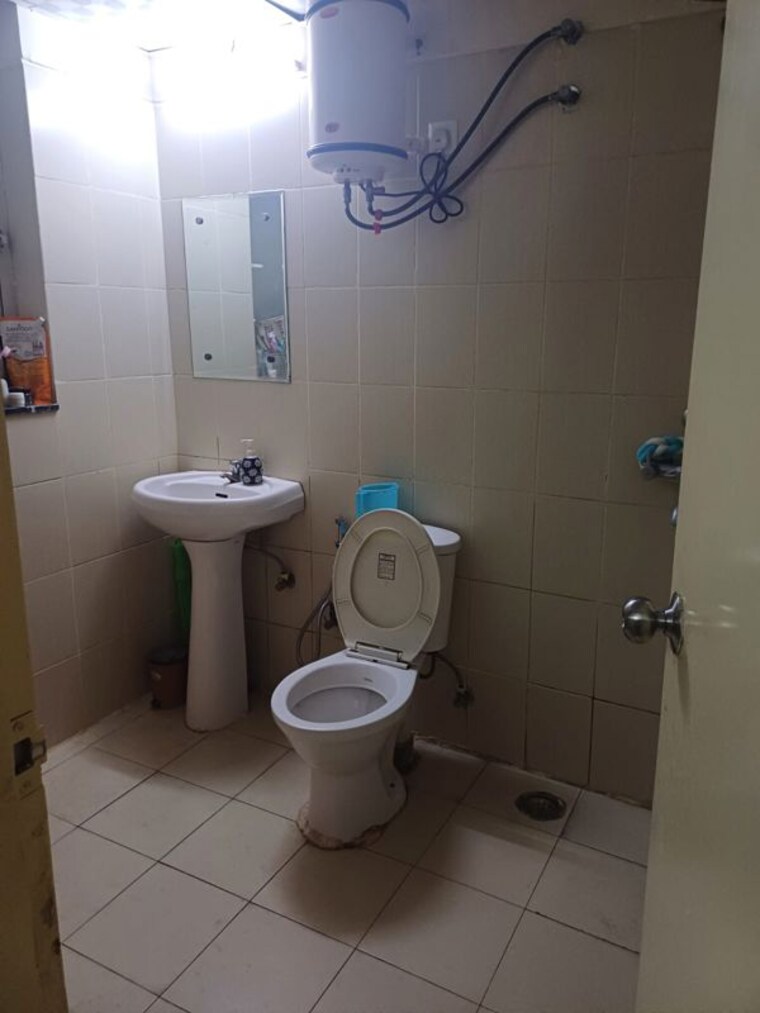 Bathroom, puri-pratham 2 Bedroom 1100 Sq.Ft. Apartment In Sector 84 Faridabad 10675917