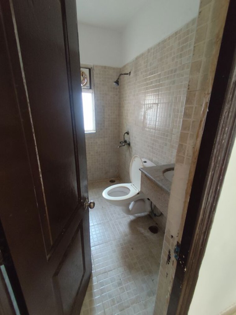 Bathroom, paras-tierea 2 Bedroom 960 Sq.Ft. Apartment In Sector 137 Noida 10675922