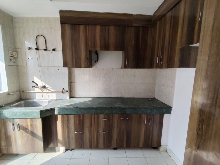 Kitchen, paras-tierea 2 Bedroom 960 Sq.Ft. Apartment In Sector 137 Noida 10675922