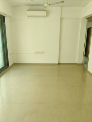 Room in 2 BHK Apartment at Khar Gymkhana Apartment, Khar West – for Rent