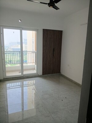 Room in 3 BHK Apartment at Nirala Estate II, Tech Zone 4 Greater Noida – for Rent