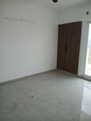 Room in 3 BHK Apartment at Nirala Estate II, Tech Zone 4 Greater Noida – for Rent