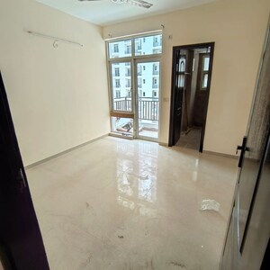 Room in 3 BHK Apartment at Omaxe R2, Gomti Nagar – for Sale