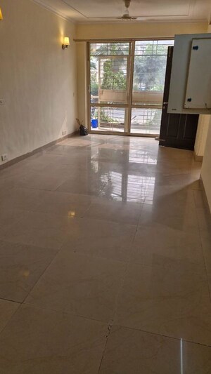 Room in 3 BHK Builder Floor at Unitech Woodstock Floors, Sector 50 – for Rent