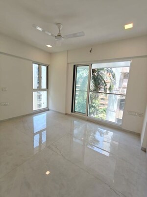 Room in 3 BHK Apartment at Unique Aura Mumbai, Santacruz West – for Rent
