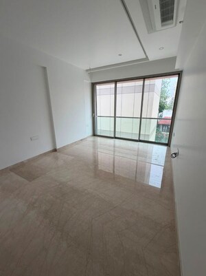 Room in 4 BHK Apartment at Jasani Apollo Heights, Khar West – for Sale