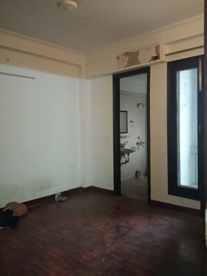 Room in 3 BHK Builder Floor at Sector 42 – for Rent