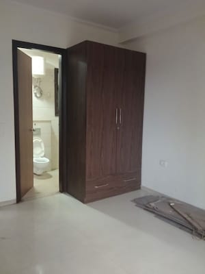 Room in 3 BHK Builder Floor at Sector 42 – for Rent