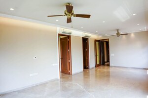 Room in 3 BHK Apartment at Kolte Patil K52, Khar West – for Rent