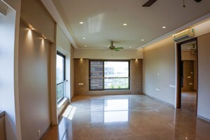Room in 3 BHK Apartment at Kolte Patil K52, Khar West – for Rent