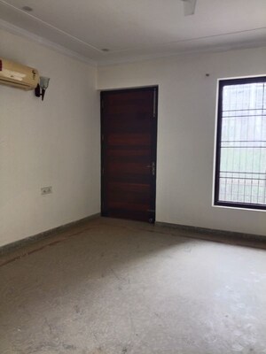 Room in 3 BHK Builder Floor at Sector 43 – for Rent