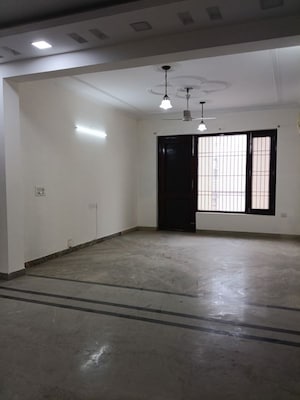 Room in 3 BHK Builder Floor at Sector 43 – for Rent