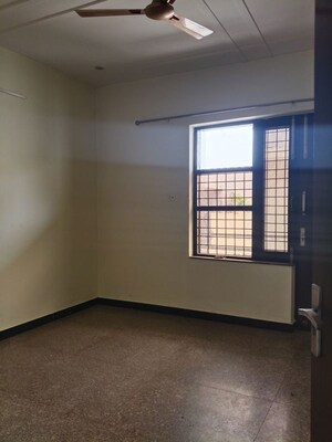 Room in 2 BHK Builder Floor at Sector 43 – for Rent