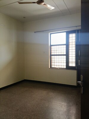 Room in 2 BHK Builder Floor at Sector 43 – for Rent