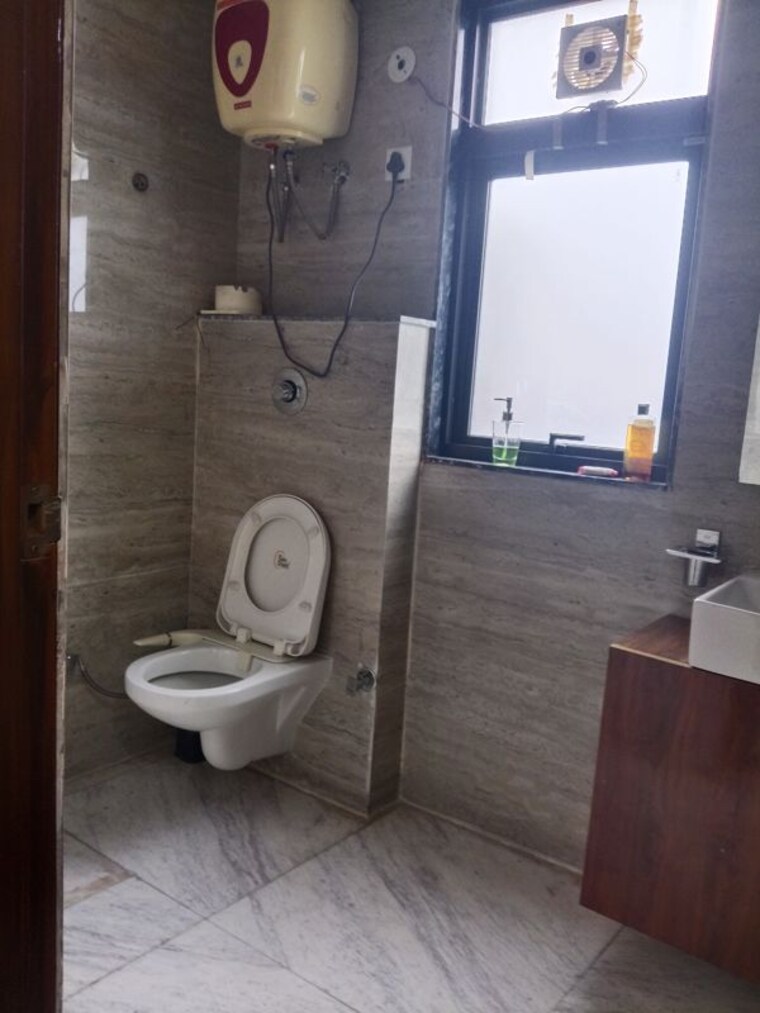 Bathroom, sector 43 3 Bedroom 2000 Sq.Ft. Builder Floor In Sector 43 Gurgaon 10676110