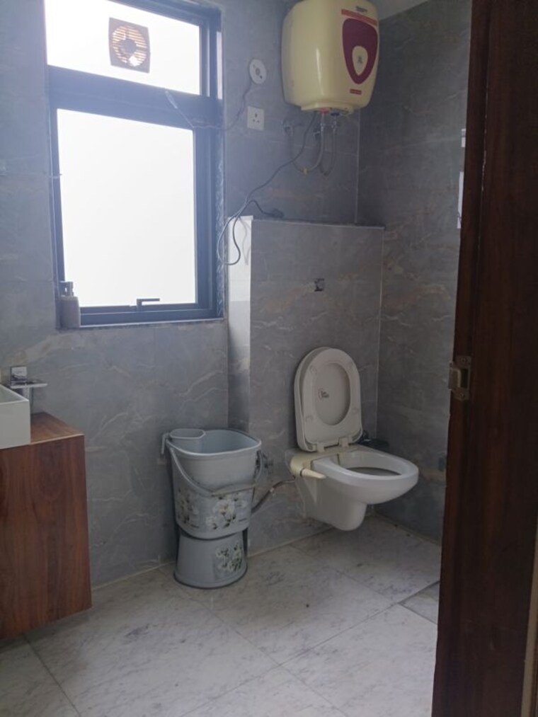 Bathroom, sector 43 3 Bedroom 2000 Sq.Ft. Builder Floor In Sector 43 Gurgaon 10676110