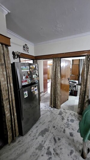 Parking in 3 BHK Builder Floor at Chittaranjan Park – for Sale