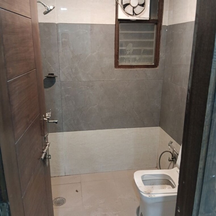 Bathroom, dwarika-raj-garden-city 3 Bedroom 188 Sq.Yd. Builder Floor In Raj Nagar Extension Ghaziabad 10672832