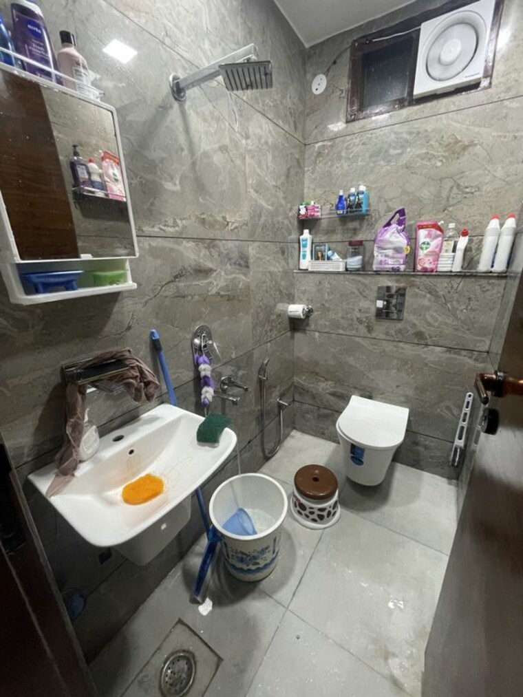 Bathroom, nawada 3 Bedroom 100 Sq.Yd. Builder Floor In Nawada Delhi 10565436