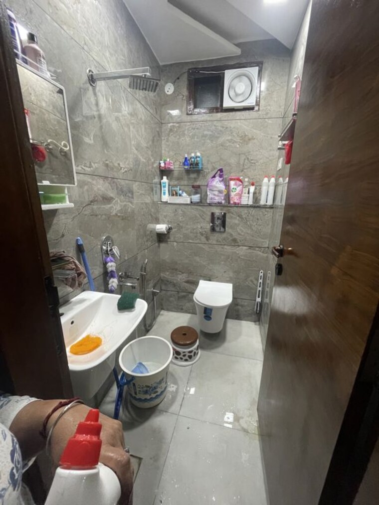 Bathroom, nawada 3 Bedroom 100 Sq.Yd. Builder Floor In Nawada Delhi 10565436