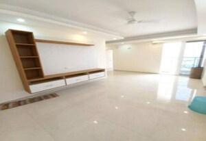 Room in 3 BHK Apartment at DLF The Primus, Sector 82a – for Rent
