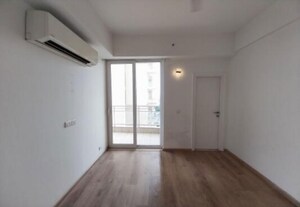 Room in 4 BHK Apartment at DLF The Primus, Sector 82a – for Rent