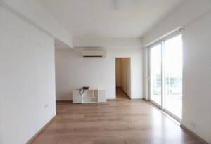 Room in 4 BHK Apartment at DLF The Primus, Sector 82a – for Rent