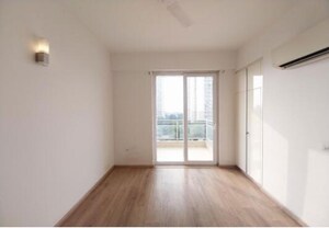 Room in 4 BHK Apartment at DLF The Primus, Sector 82a – for Rent