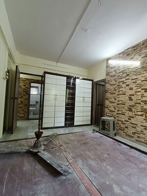 Room in 2.5 BHK Apartment at Shree Amit Nagar CHS, Andheri West – for Rent
