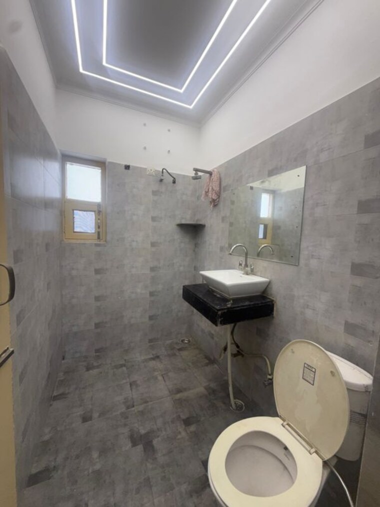 Bathroom, ambala highway 3 Bedroom 1550 Sq.Ft. Builder Floor In Ambala Highway Zirakpur 10676511