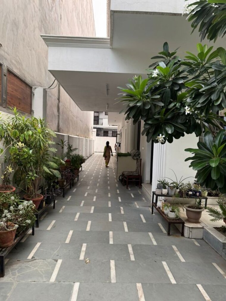 Balcony, sector 40 6+ Bedroom 450 Sq.Mt. Independent House In Sector 40 Noida 10676520