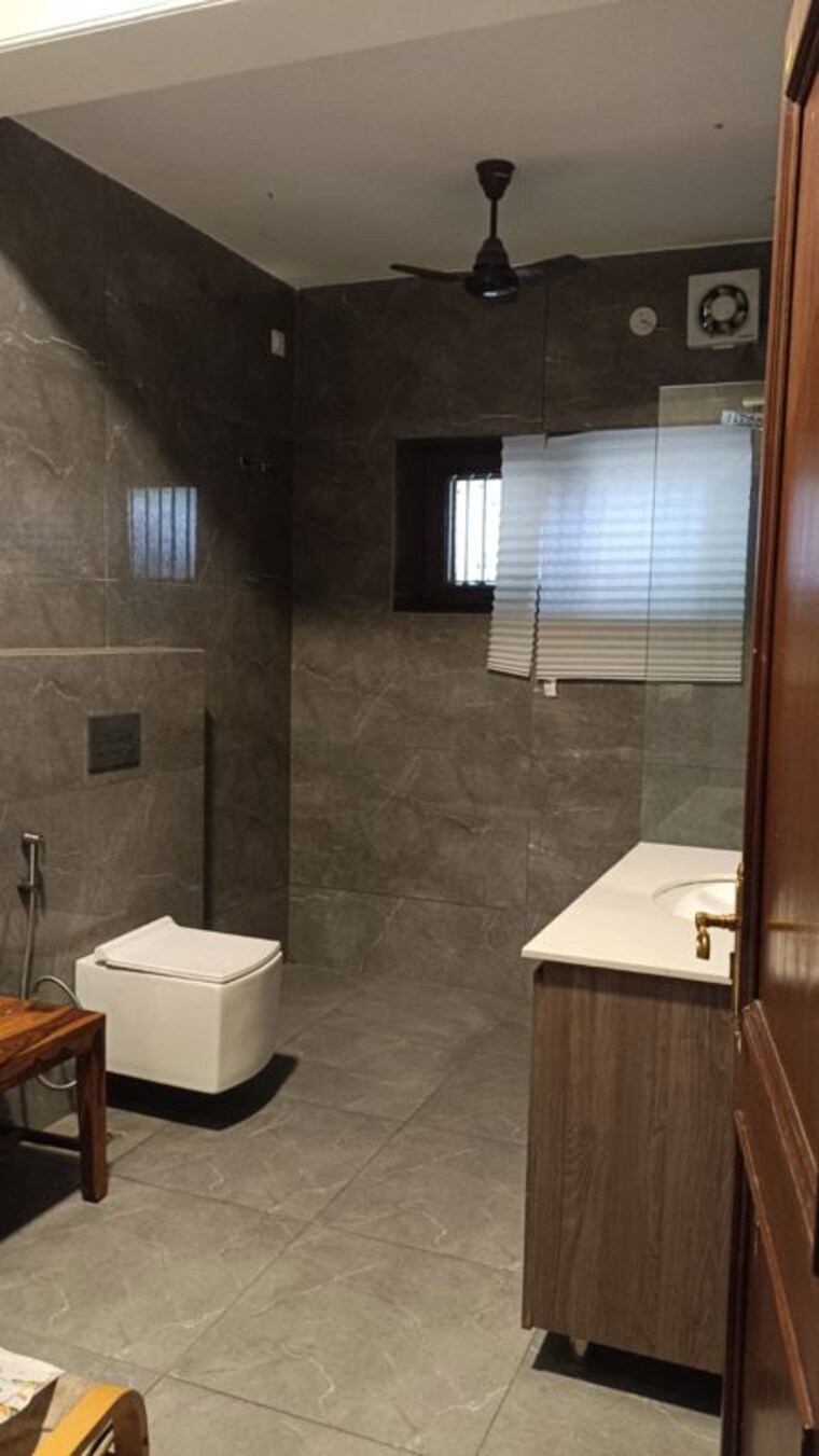 Bathroom, sector 40 6+ Bedroom 450 Sq.Mt. Independent House In Sector 40 Noida 10676520