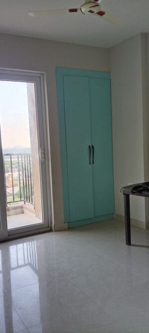 Room in 3 BHK Apartment at Tata Eureka Park, Sector 150 – for Rent